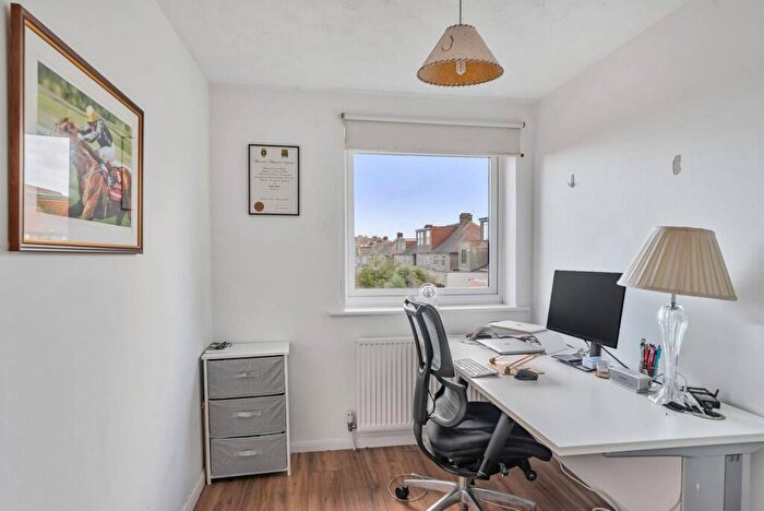 2 Bedroom Flat To Rent In Coppetts Road, Muswell Hill, London, N10