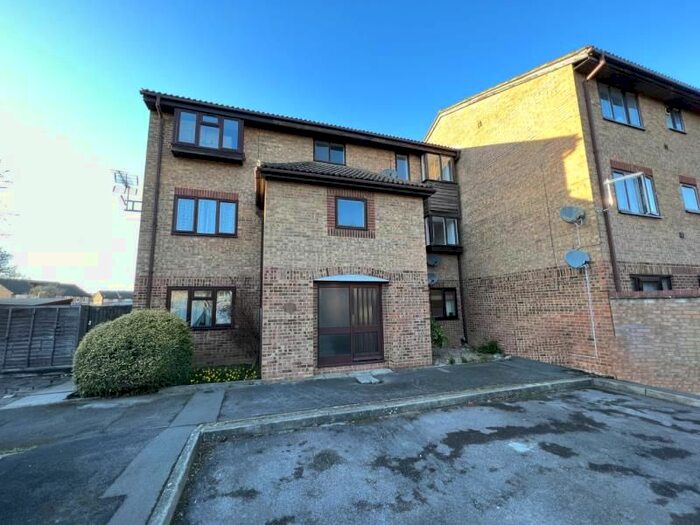 1 Bedroom Flat To Rent In Quincy Road, Egham, TW20