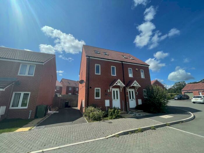 3 Bedroom Town House To Rent In Brickworth Place, Bradbury Park, SN3