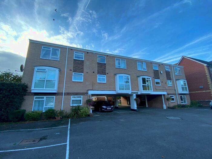 2 Bedroom Flat To Rent In Victoria Road, Netley Abbey, SO31
