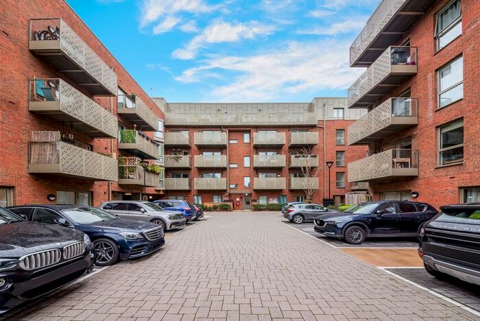 2 Bedroom Flat To Rent In Broome Way, London, SE5