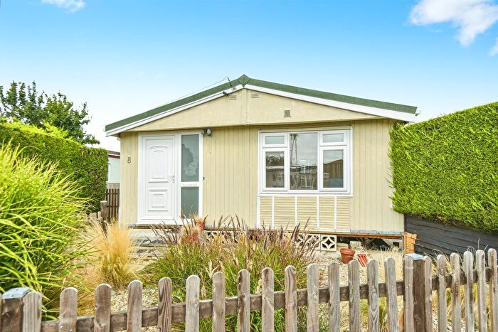 3 Bedroom Mobile/park Home For Sale In Cannons Drive, St. Johns Priory, Lechlade, GL7