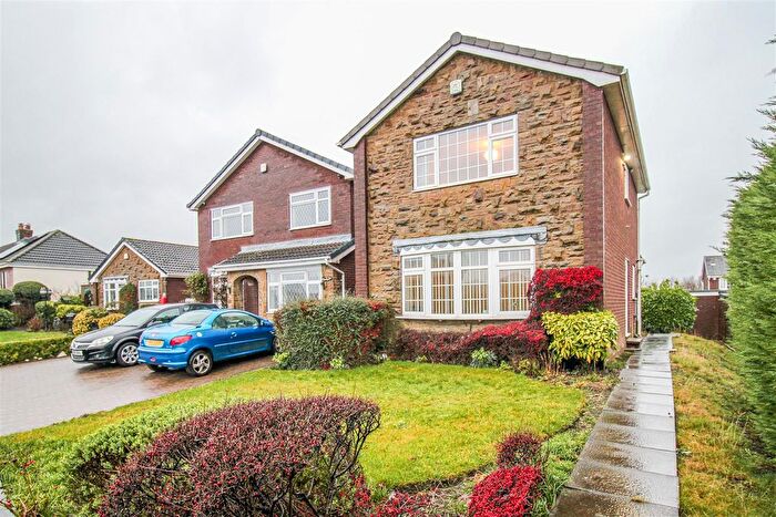 3 Bedroom Detached House For Sale In Storrs Hill Road, Ossett, WF5