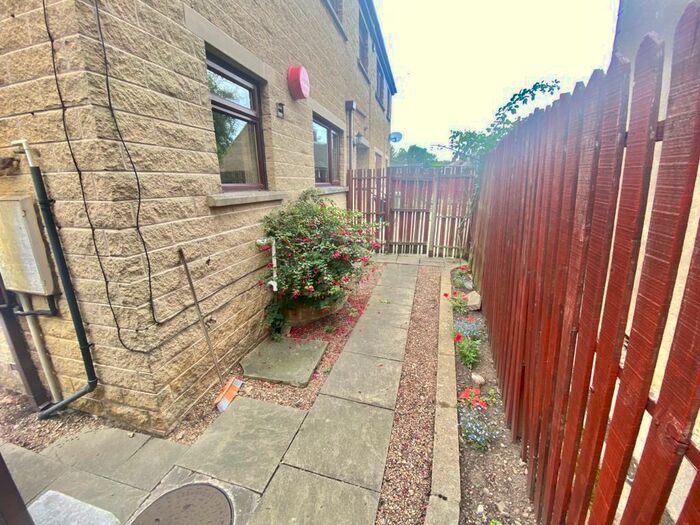 2 Bedroom Flat To Rent In Blackmoorfoot Road, Huddersfield, HD4