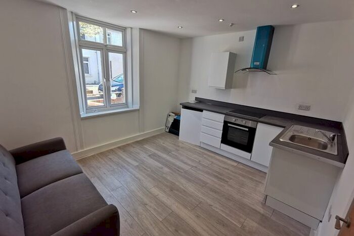 1 Bedroom Flat To Rent In Bedford Street, Cathays, Cardiff, CF24