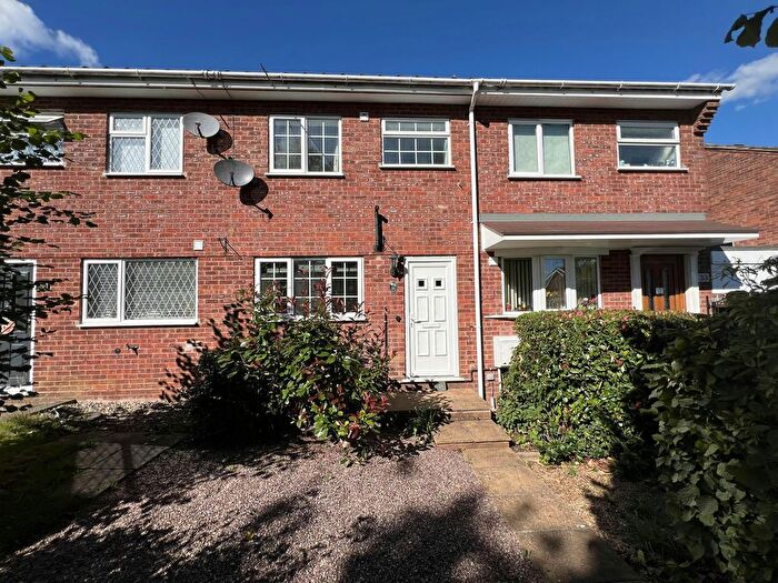 Town House To Rent In Padstow Way, Stoke-On-Trent, ST4