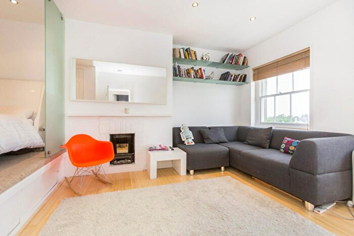 Flat To Rent In Lansdown Crescent, Cheltenham, GL50