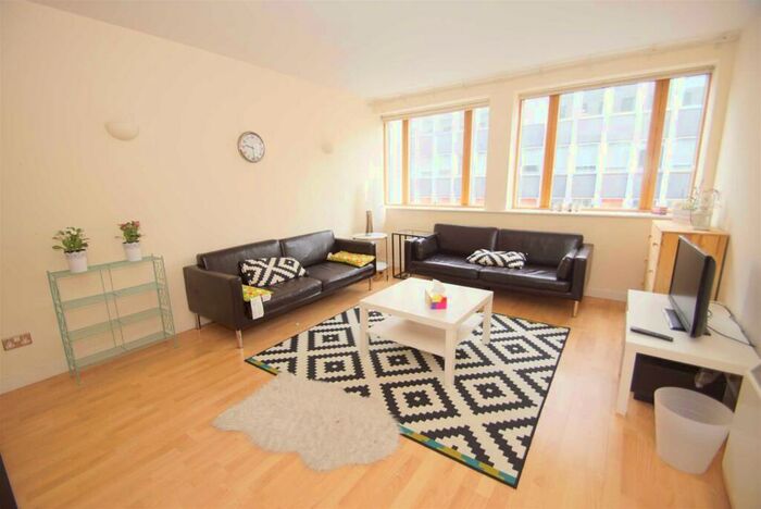 2 Bedroom Apartment To Rent In South Parade, Leeds, LS1