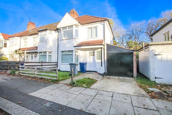 3 Bedroom Semi-Detached House To Rent In Kings Close, Hendon, NW4