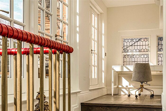 3 Bedroom Flat To Rent In South Street, London, W1K