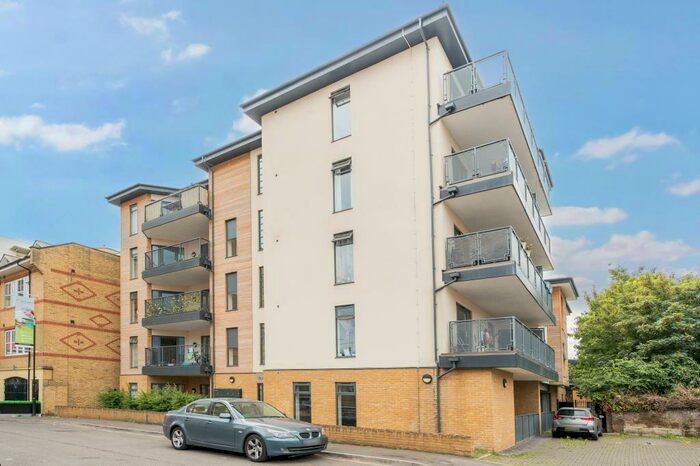 Apartment To Rent In Slough, Berkshire, SL1
