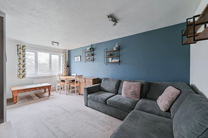 2 Bedroom Flat To Rent In Peartree Avenue, Earlsfield, London, SW17