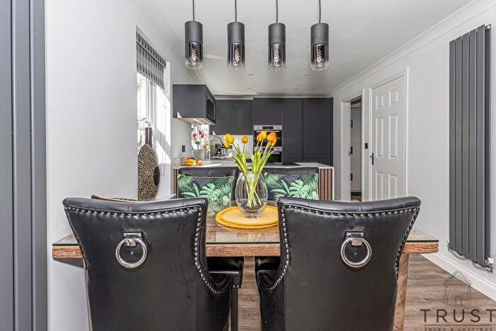 4 Bedroom Detached House For Sale In Pyenot Gardens, Cleckheaton, BD19