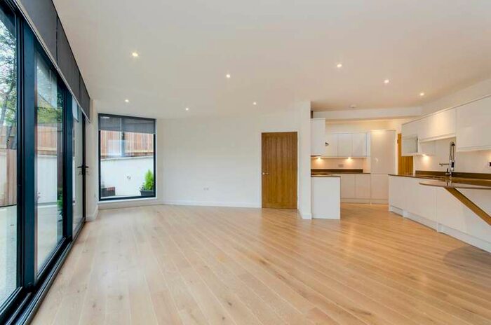 3 Bedroom Maisonette Flat To Rent In Leopold Road, Wimbledon, SW19