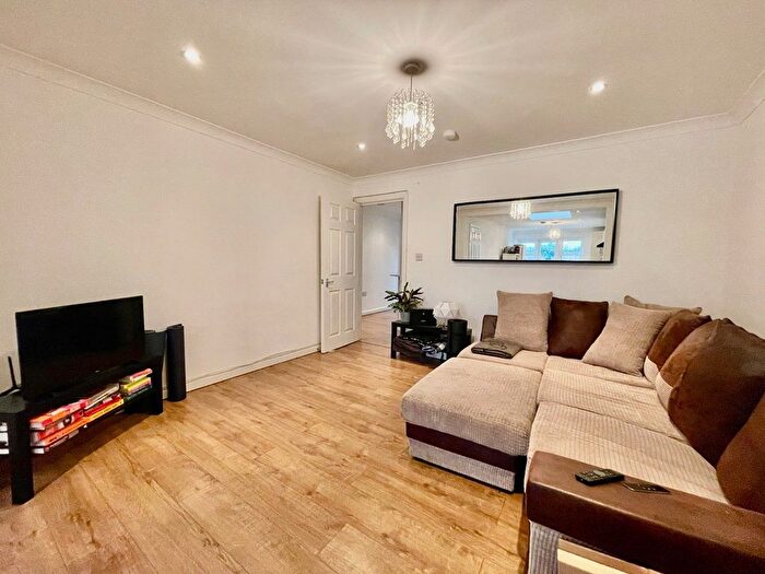 3 Bedroom Flat To Rent In Acton, W3