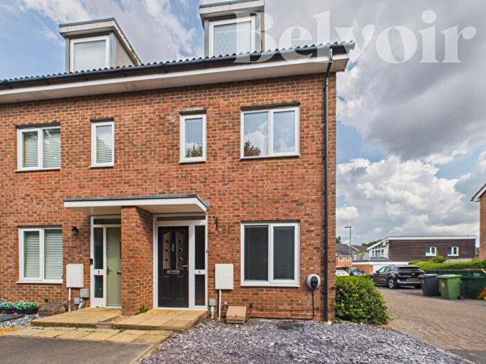 3 Bedroom Town House For Sale In Irvine Crescent, Basingstoke, RG24