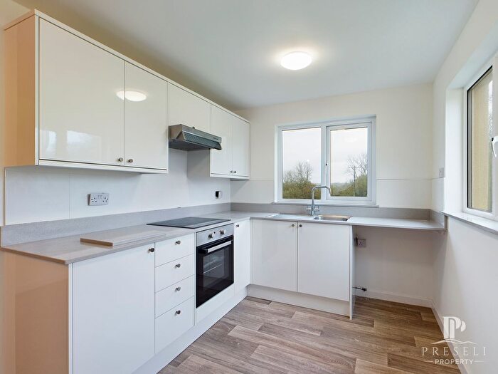 3 Bedroom Flat To Rent In Bush Lodge, Broadmoor, SA68