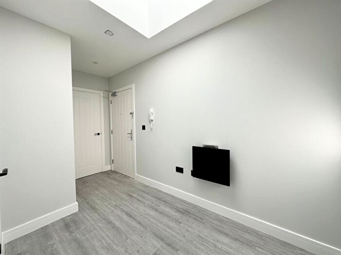 2 Bedroom Flat To Rent In Sheffield Road, Birdwell, S70