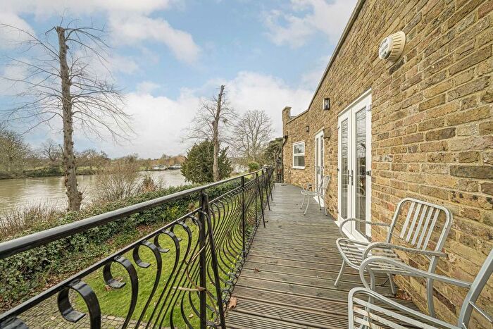 2 Bedroom Property For Sale In Hampton Court Road, Hampton, TW12
