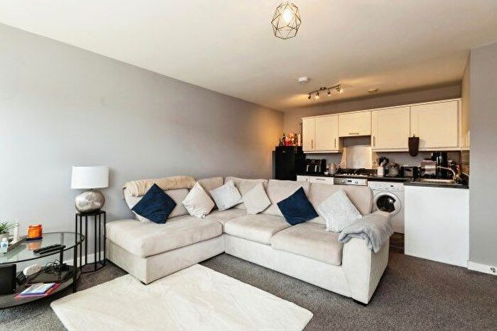 2 Bedroom Flat To Rent In Binding Close, Nottingham, NG5