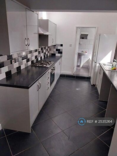 4 Bedroom Semi-Detached House To Rent In Causeway Green Road, Oldbury, B68