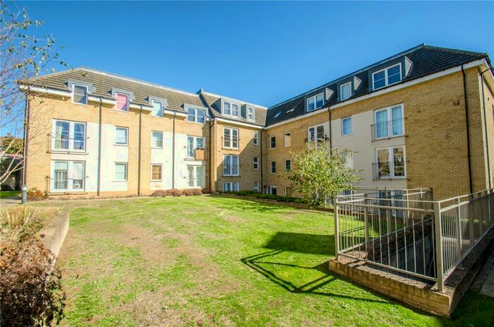 2 Bedroom Flat To Rent In Grove Road, Hitchin, Hertfordshire, SG4