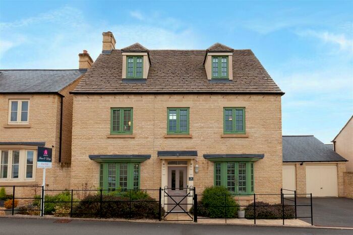 5 Bedroom Detached House For Sale In Clappen Close | Pembroke Park | Cirencester, GL7