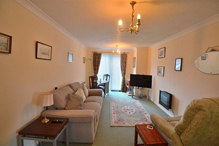 1 Bedroom Flat For Sale In Pinewood Court, Fleet, GU51
