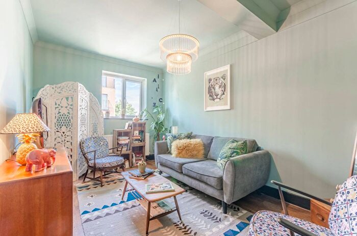 2 Bedroom Flat For Sale In Hoe Street, Walthamstow, London, E17