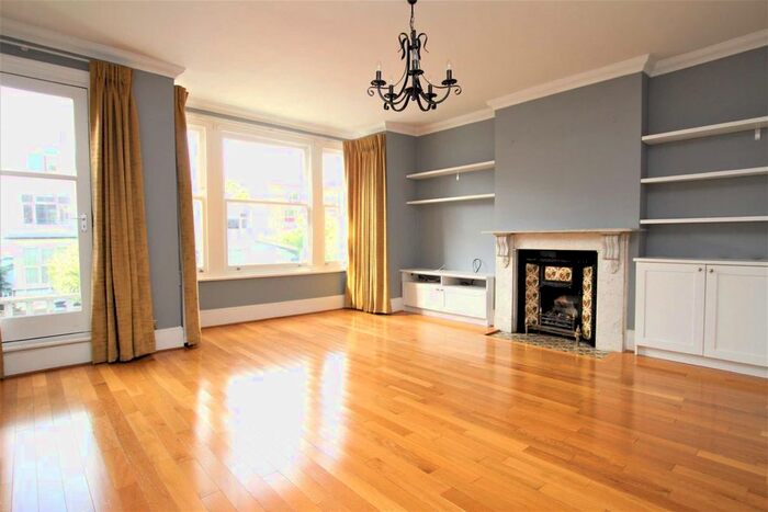 3 Bedroom Flat To Rent In The Limes Avenue, London, N11