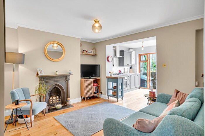 2 Bedroom Flat For Sale In Martell Road, Dulwich, London, SE21