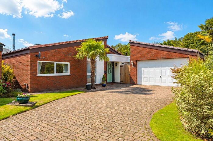 4 Bedroom Semi-detached Bungalow For Sale In Kelsall Close, Birchwood, WA3