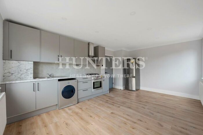 3 Bedroom Flat To Rent In Jubet Court, Green Lanes, London, N16