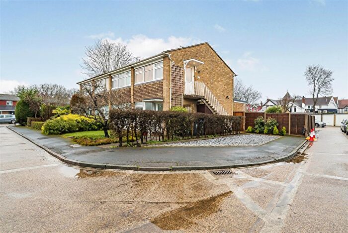 2 Bedroom Maisonette For Sale In Old Orchard, Byfleet, West Byfleet, KT14