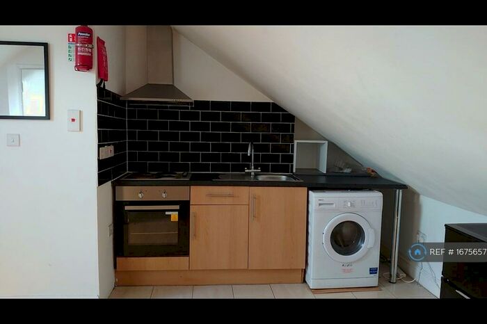 Studio To Rent In High Road, Romford, RM6