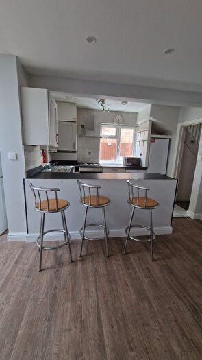 4 Bedroom Semi-Detached House To Rent In St. Pauls Avenue, Slough, SL2