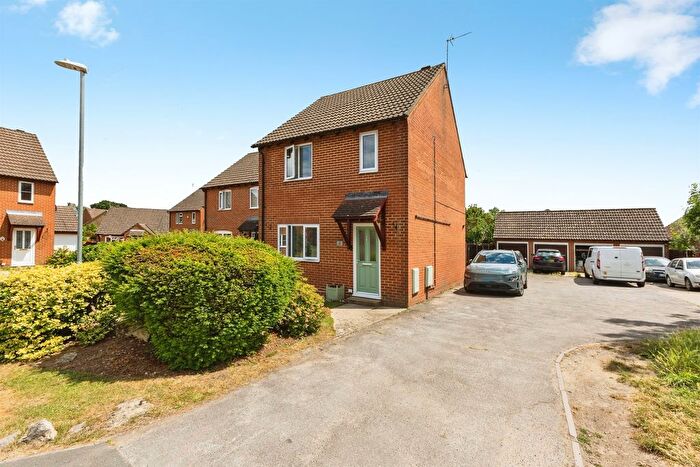 3 Bedroom Link Detached House For Sale In Bosham Close, Earley, Reading, RG6