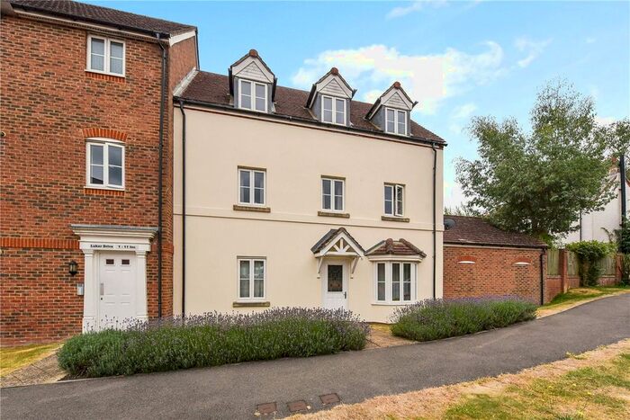 2 Bedroom Flat To Rent In Luker Drive, Petersfield, Hampshire, GU31