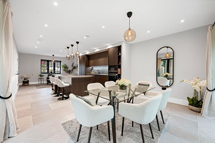 5 Bedroom Semi-Detached House For Sale In House Abbotswood Place, Streatham, SW16