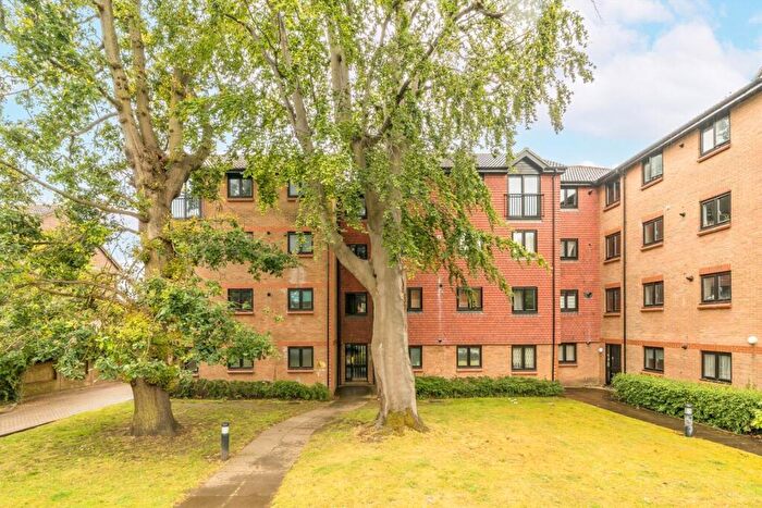 2 Bedroom Flat To Rent In Adams Close, Surbiton, KT5