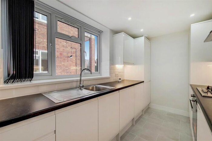 2 Bedroom Flat To Rent In Upper Richmond Road West, London, SW14