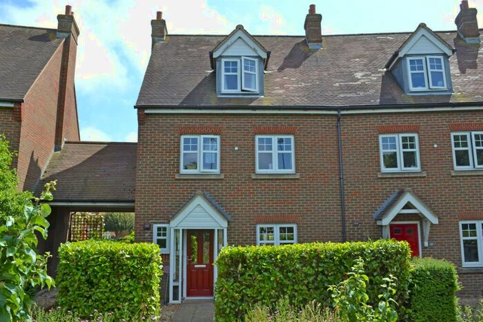 4 Bedroom End Of Terrace House To Rent In Hunnisett Close, Selsey, Chichester, PO20