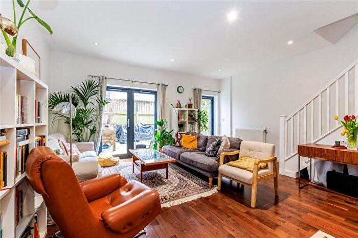 3 Bedroom Maisonette For Sale In Acer Road, Hackney, London, E8
