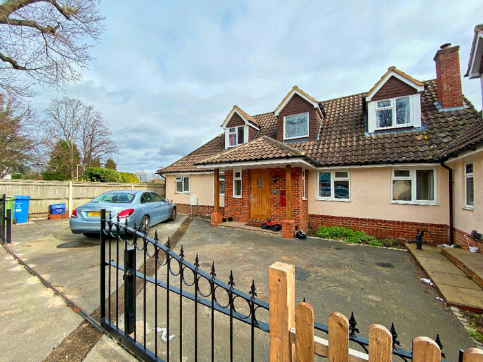 4 Bedroom Detached House To Rent In St. Johns Road, Farnborough, GU14