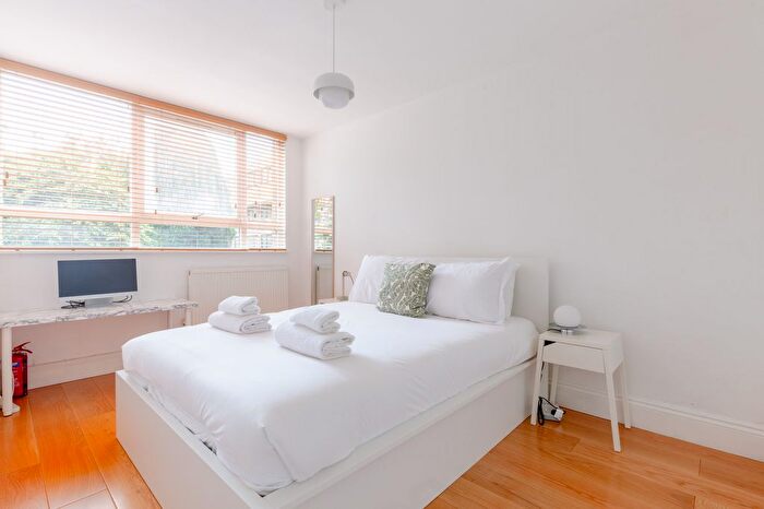 3 Bedroom Flat To Rent In Crondall Court, London, N1