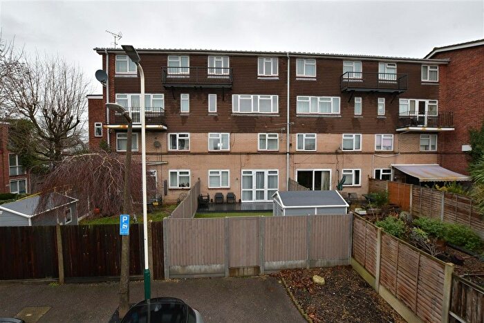 2 Bedroom Maisonette For Sale In Victor Close, Hornchurch, Essex, RM12