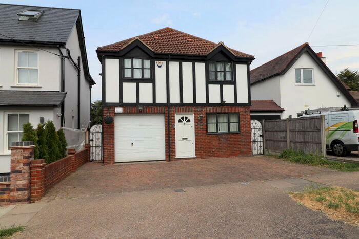 4 Bedroom Detached House To Rent In Kings Gardens, Upminster, RM14