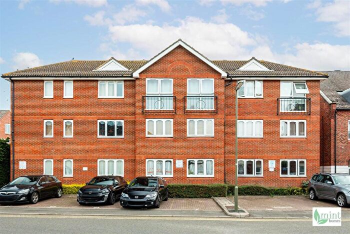 1 Bedroom Apartment For Sale In Gogmore Lane, Chertsey, KT16