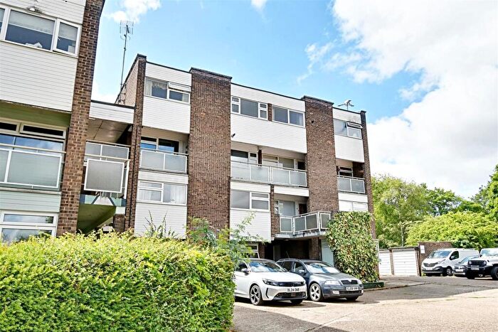 2 Bedroom Flat For Sale In Queens Court, Hertford, SG13