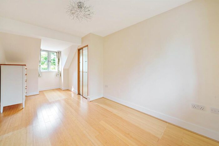 4 Bedroom Detached House For Sale In St. Pauls Gardens, Maidenhead, SL6